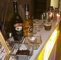 Coctel fresco con limón y menta