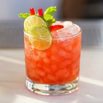 Coctel con chile en el borde